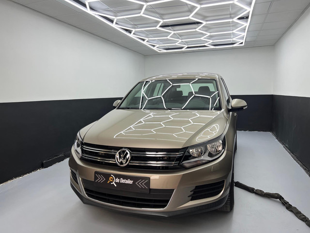 <p style="font-size: 1.75rem; text-align: center;"><span style="color: #000000;">Volkswagen Tiguan 1.4 TSI Easyline</span></p>
<p style="text-align: center; font-size: 1.25rem;"><span style="color: #7e8c8d;">&euro;13.995</span></p>